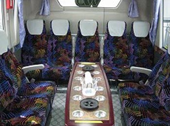 貸切大型バスの車内の様子