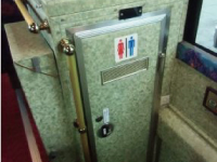 トイレ付きバスの車内の様子