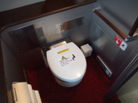 トイレ付きバスの車内の様子